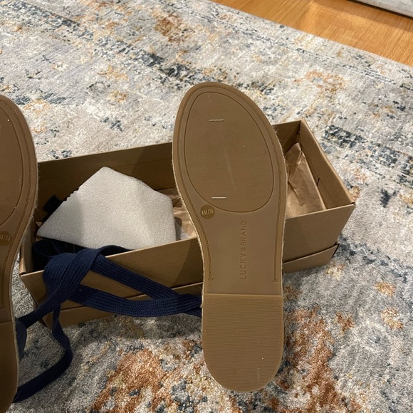 Single band tie leg design sandal - Picture 3 of 3